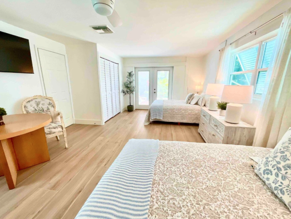 Luxurious Coasal Retreat in Naples - 3-Bedroom, Private Pool